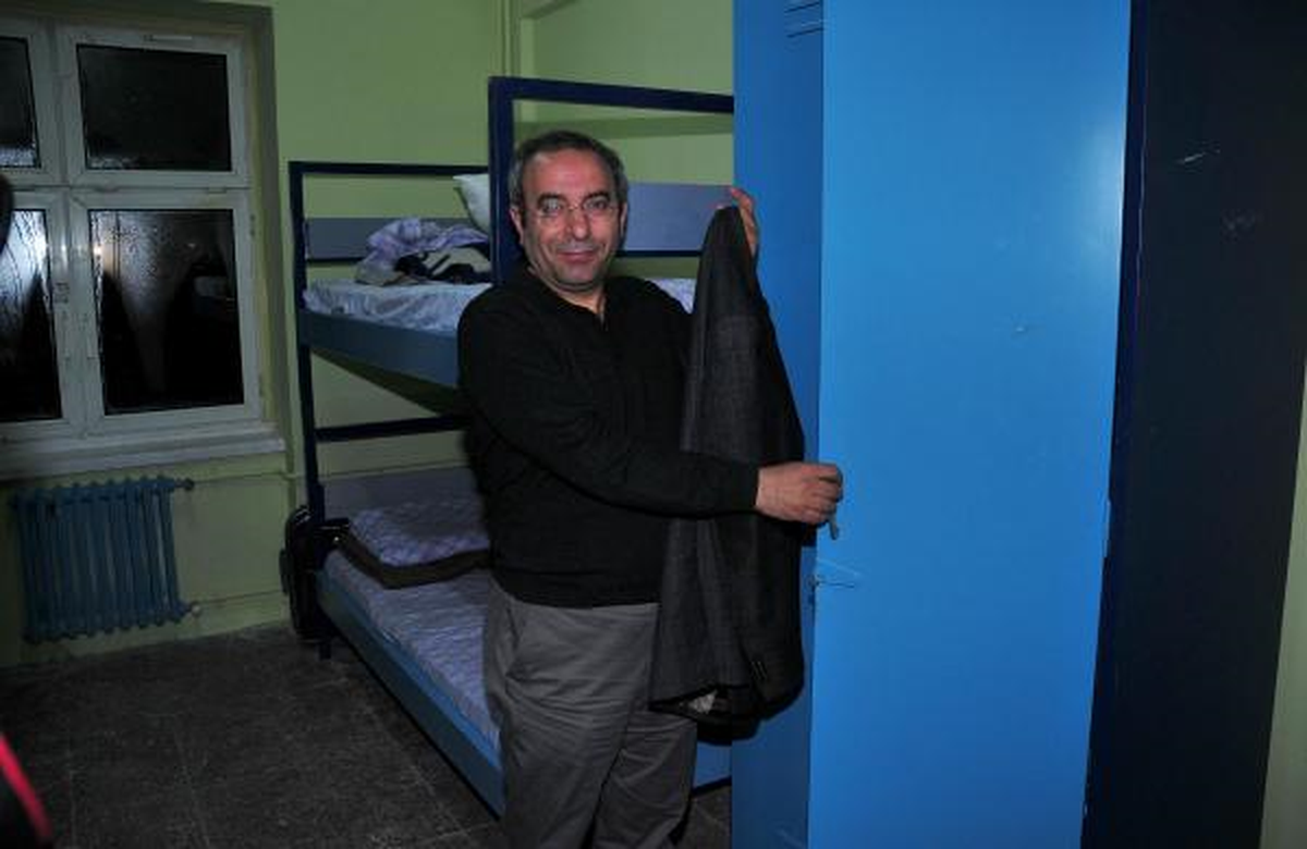 Rektör Gece Yurt Binasında Yattı
