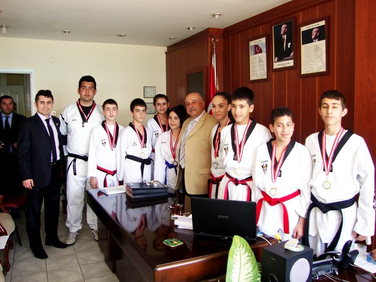 Şampiyon Tekvandocular Milli Eğitim ve Spor Müdürlüğü\'nü Ziyaret Etti