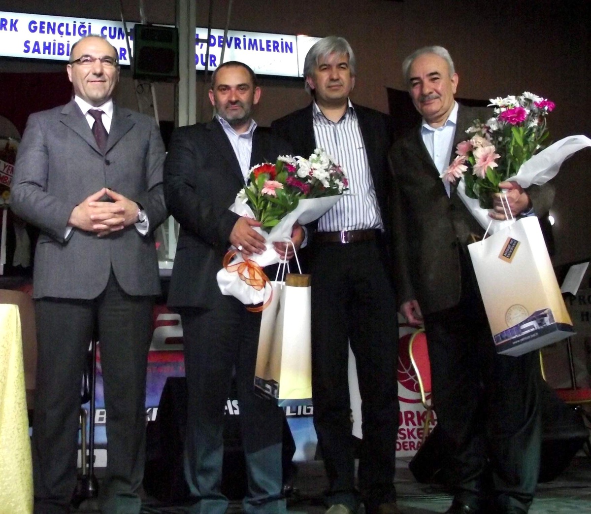Şehitleri Anma Gecesi'ne Akhisar Spor Salonu Yetmedi