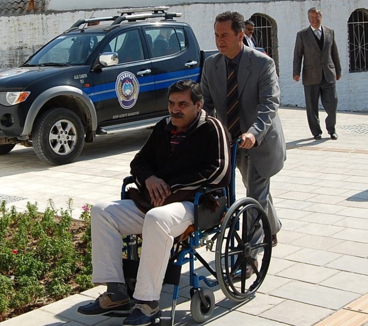 Akülü Araba Töreninde Kaymakama Rampa Sitemi