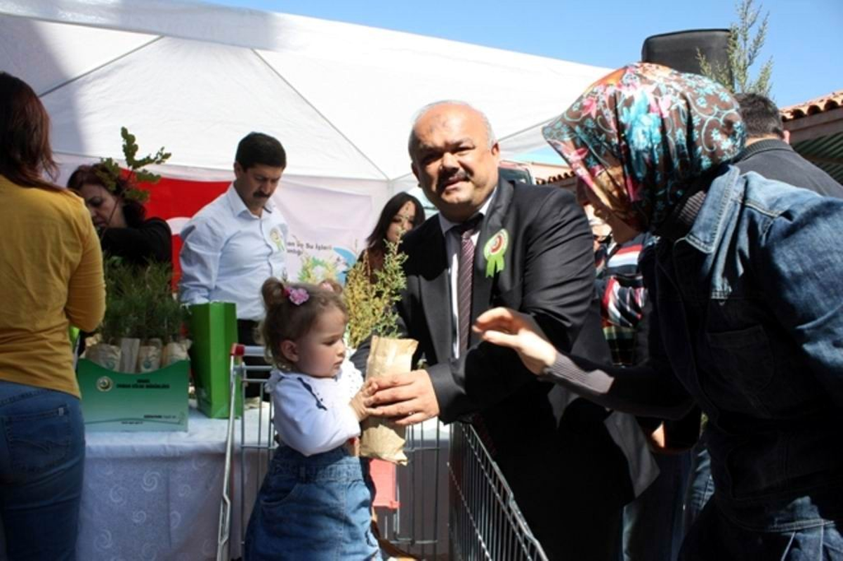 Alışveriş Merkezlerinde Binlerce Fidan Dağıtıldı