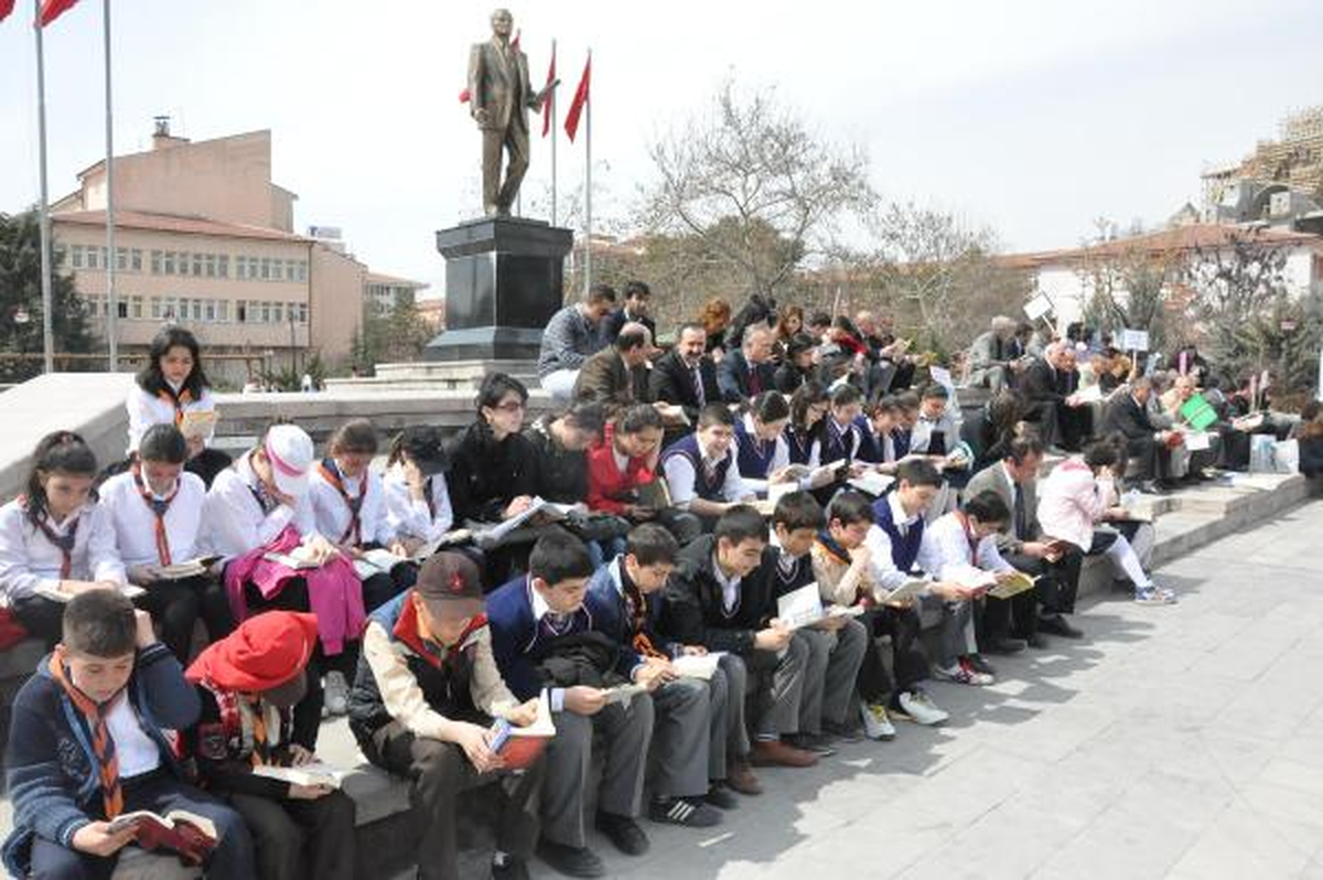 Atatürk Anıtı Merdivenlerinde Kitap Okudular