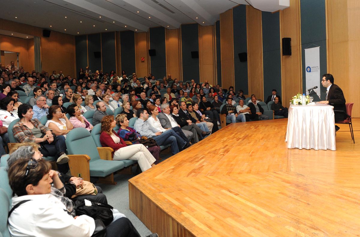 Aysever'den 'Aydın ve Yazarın Sorumluluğu' Söyleşisi