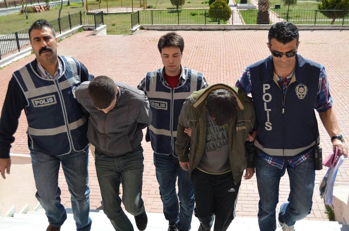 Ayvalık'ta Market Fareleri Polisten Kaçamadı