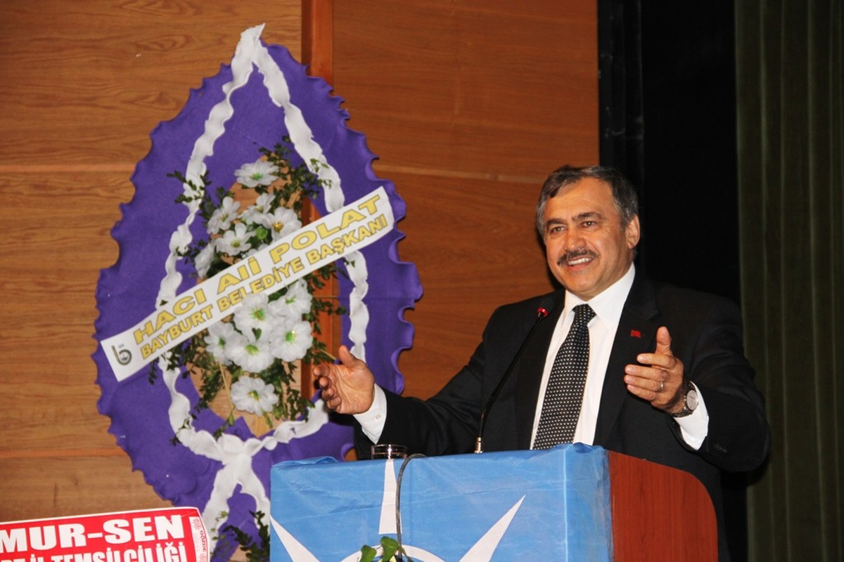 Bakan Eroğlu Pankart Sürpriziyle Karşılaştı
