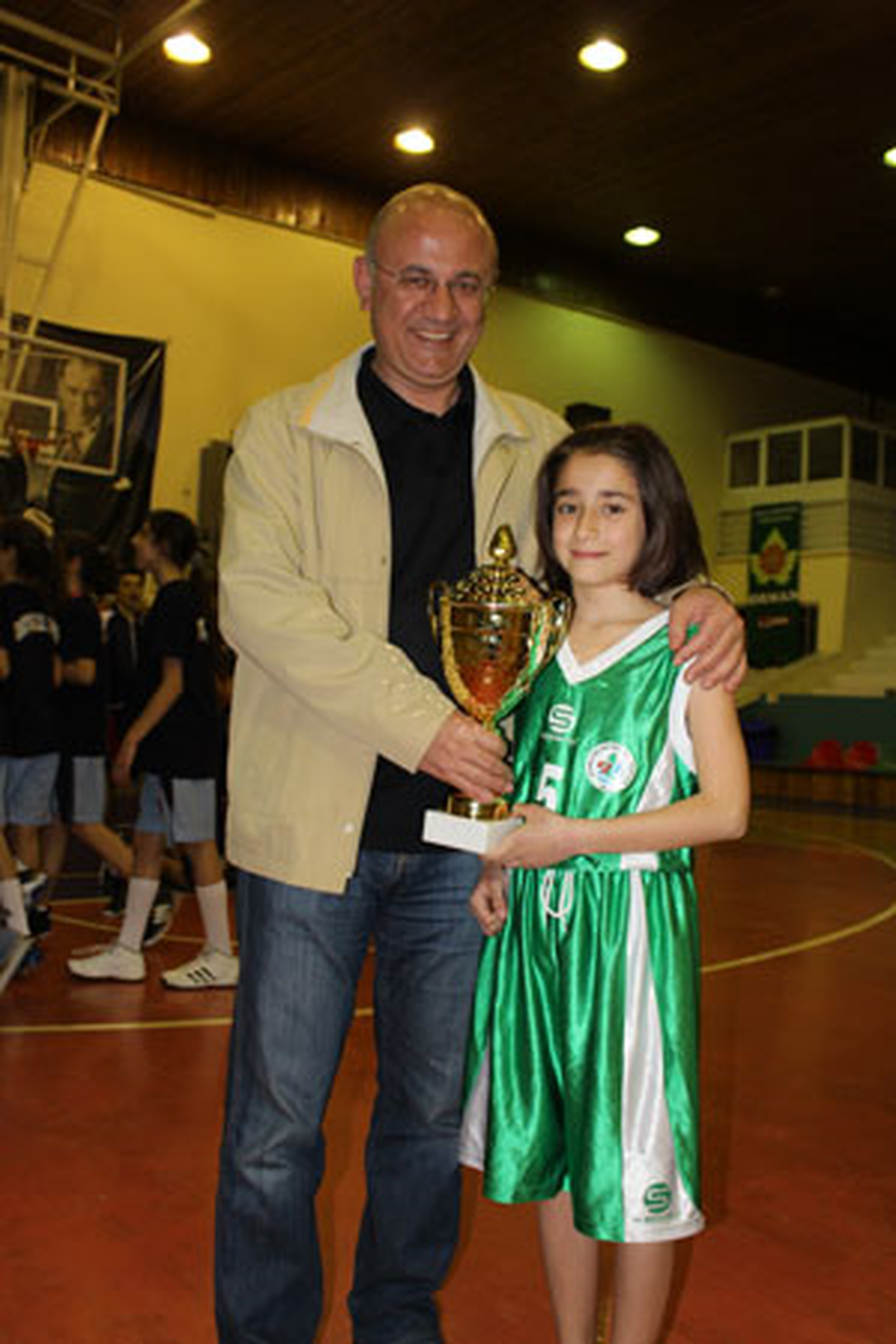 Boyu Kadar Kupa Kazandı