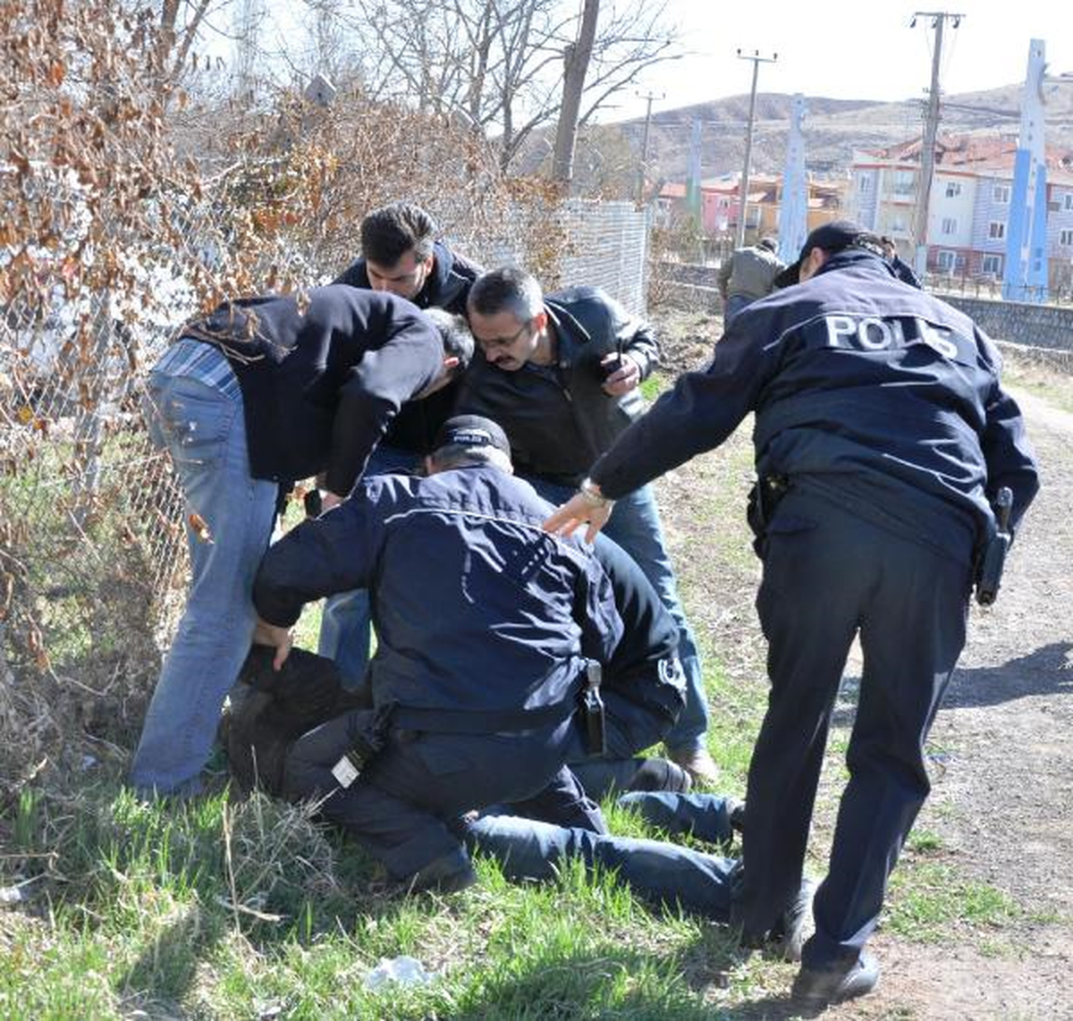 Çaldıkları Kasayı Açarken Yakalandılar