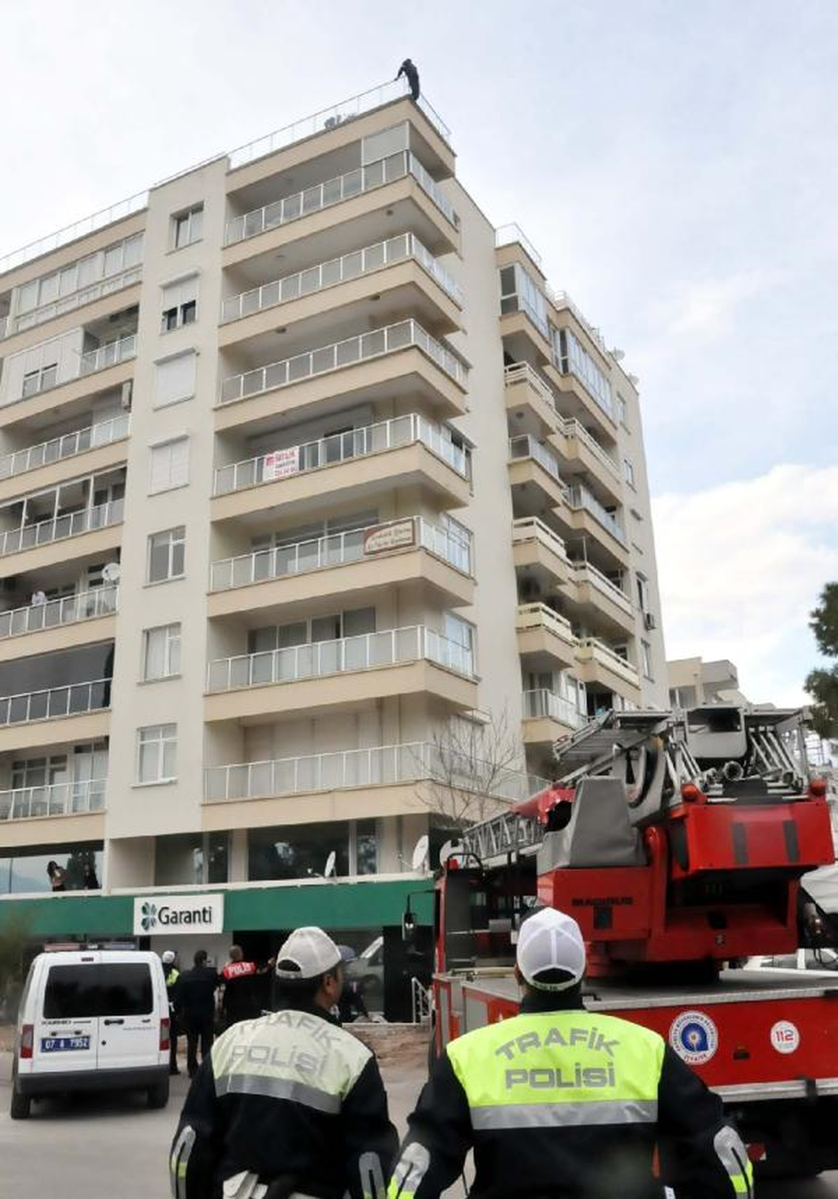 Çocuklarına Bakamadığını Söyleyip 8 Katlı Binanın Çatısına Çıktı