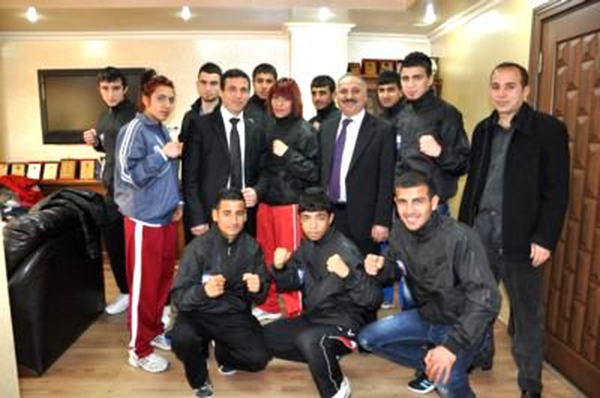 Dinçer'den Sporculara Eşofman Desteği