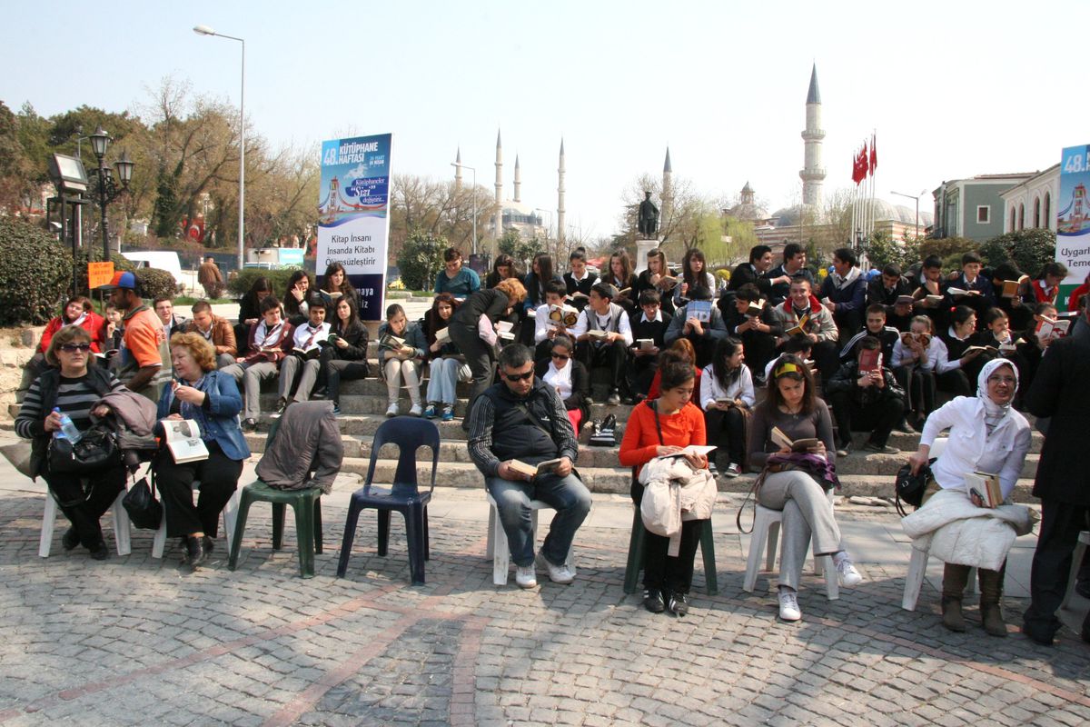 Edirne\'de Yüzlerce Kişi Caddede Kitap Okudu