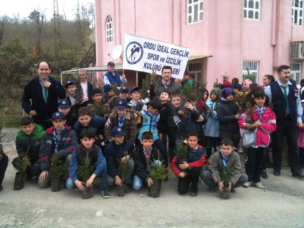 İzciler Mezarlığı Yeşillendirdi