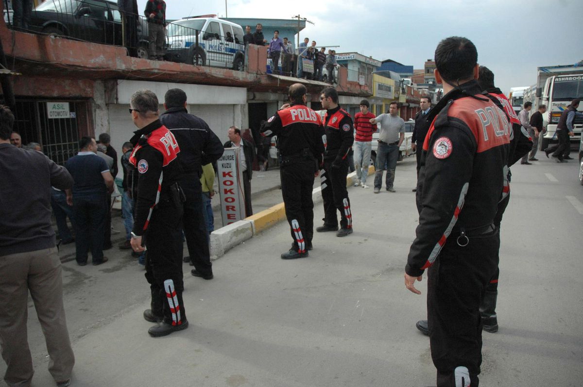 Kazayı Gören Esnaf Yol Kapatmak İstedi