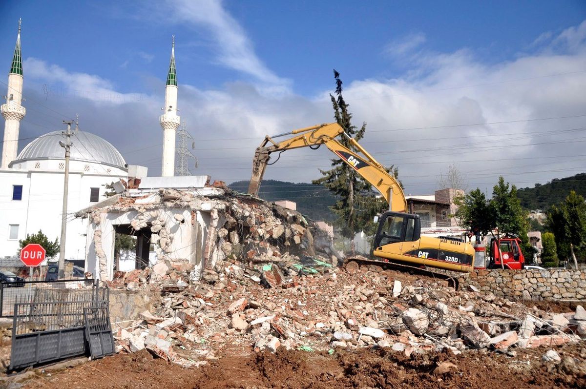 Kendi Yerini Kendisi Yıktı
