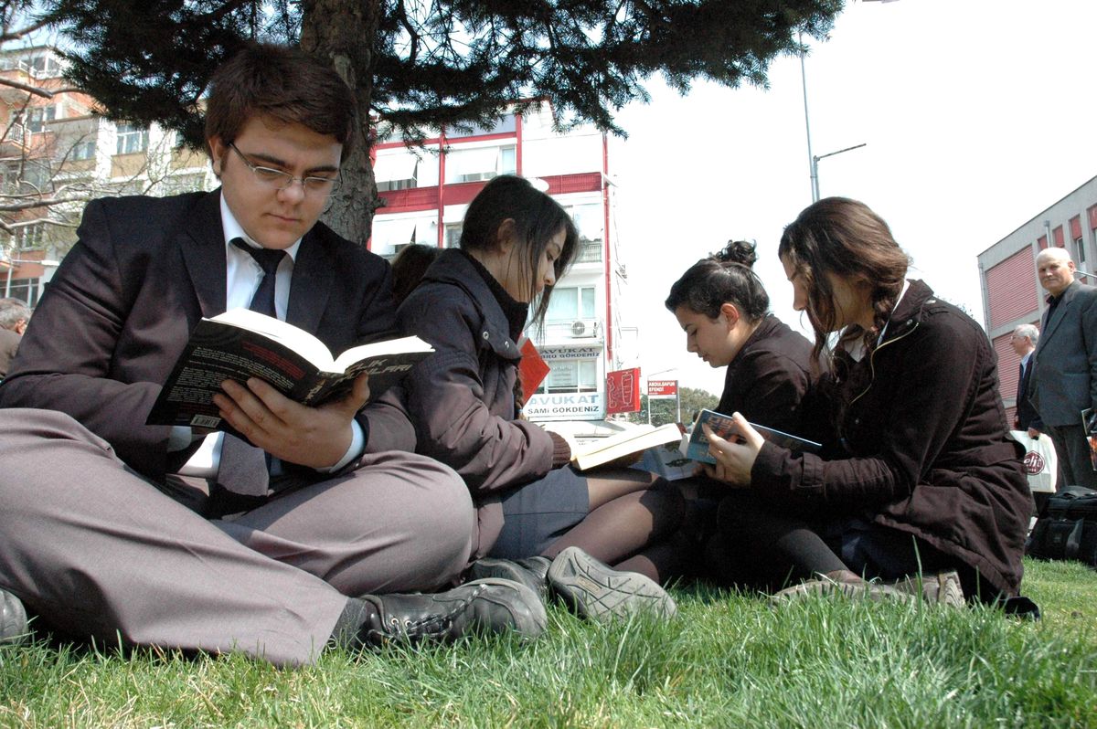Kütüphane Haftasında Sokakta Kitap Okudular