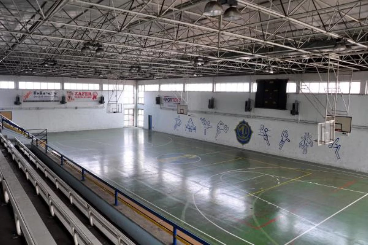 Lisenin Spor Salonu, Çökme ve Çatlaklara Rağmen 1 Yıl Kullanılmış