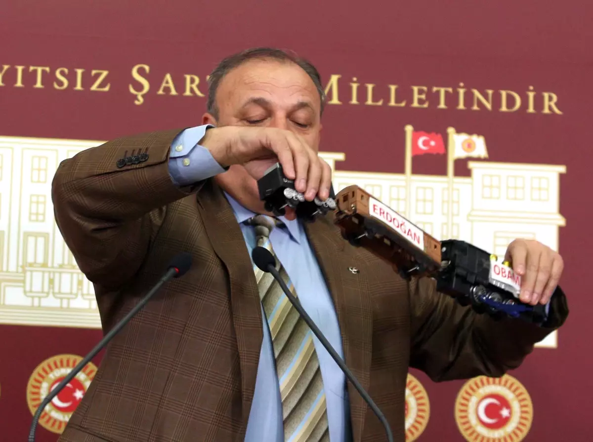 MHP Grup Başkanvekili Vural\'dan Oyuncak Trenle Basın Toplantısı