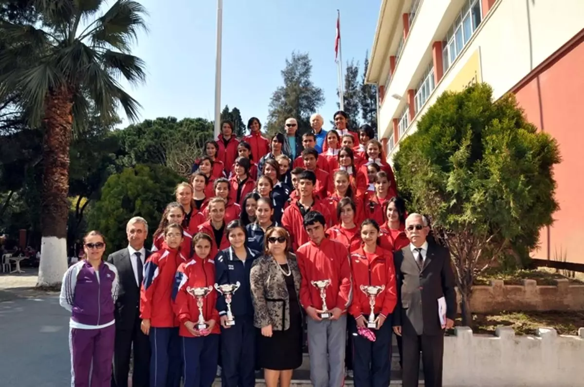 Milli Eğitim Müdürü Töre Cumhuriyet\'in Başarılı Öğrencilerini Ödüllendirdi