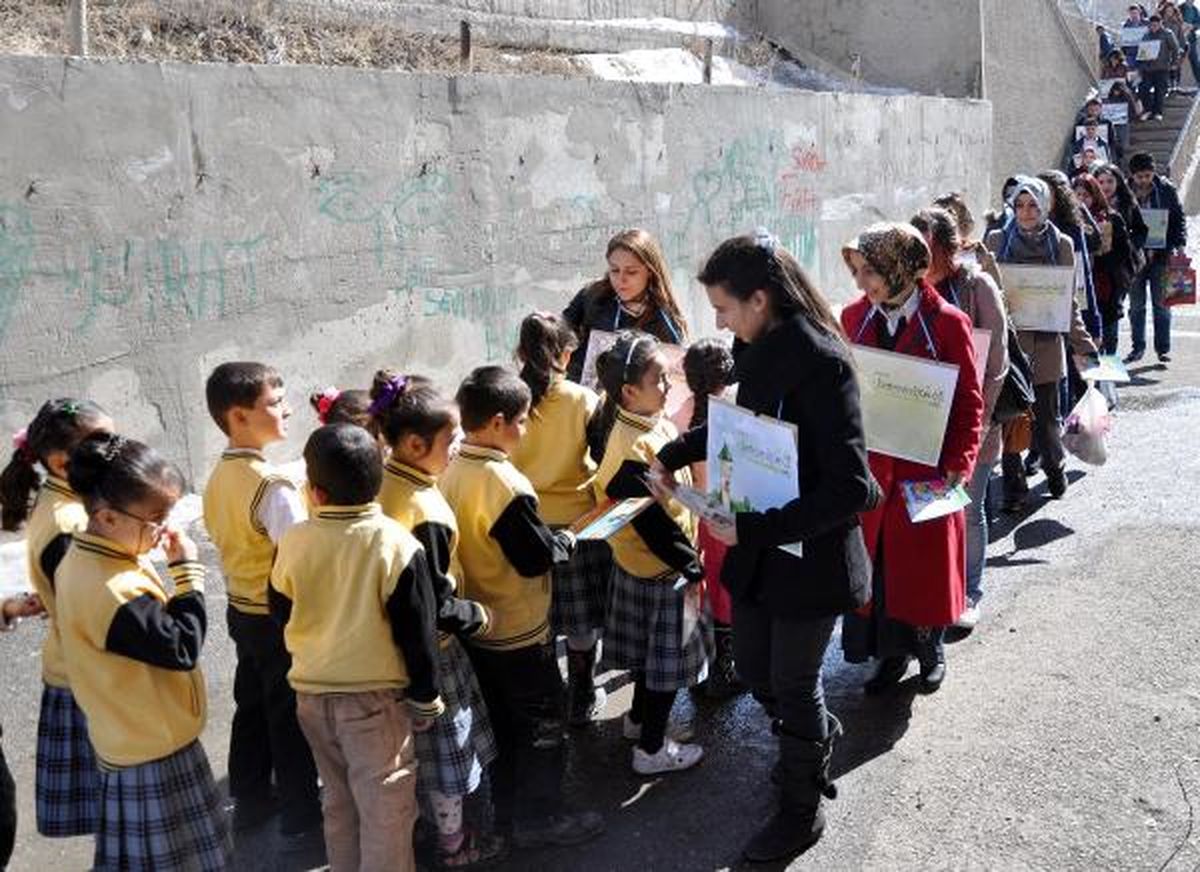 Minik Öğrencileri 'Kalplerinin İçine Alıp', Kitap Verdiler