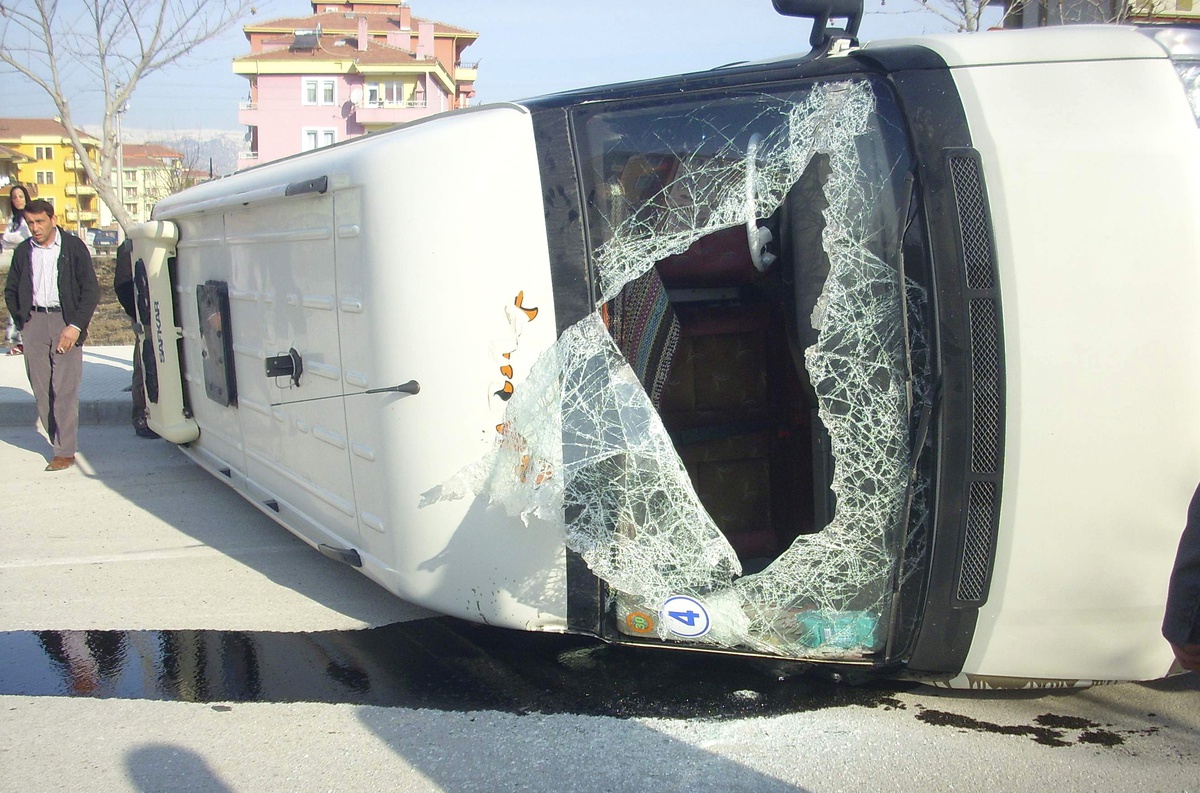 Öğrenci Servisi Otomobille Çarpıştı: 7 Yaralı