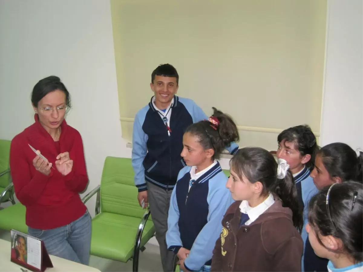 Öğrenciler, Kan Grubu Tespiti Amacıyla Patnos Devlet Hastanesi\'ni Ziyaret Etti