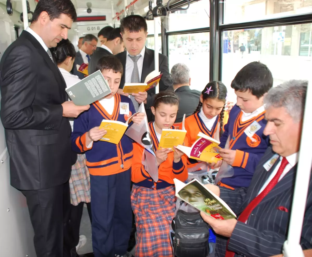 Öğrenciler Tramvayda Kitap Okudular