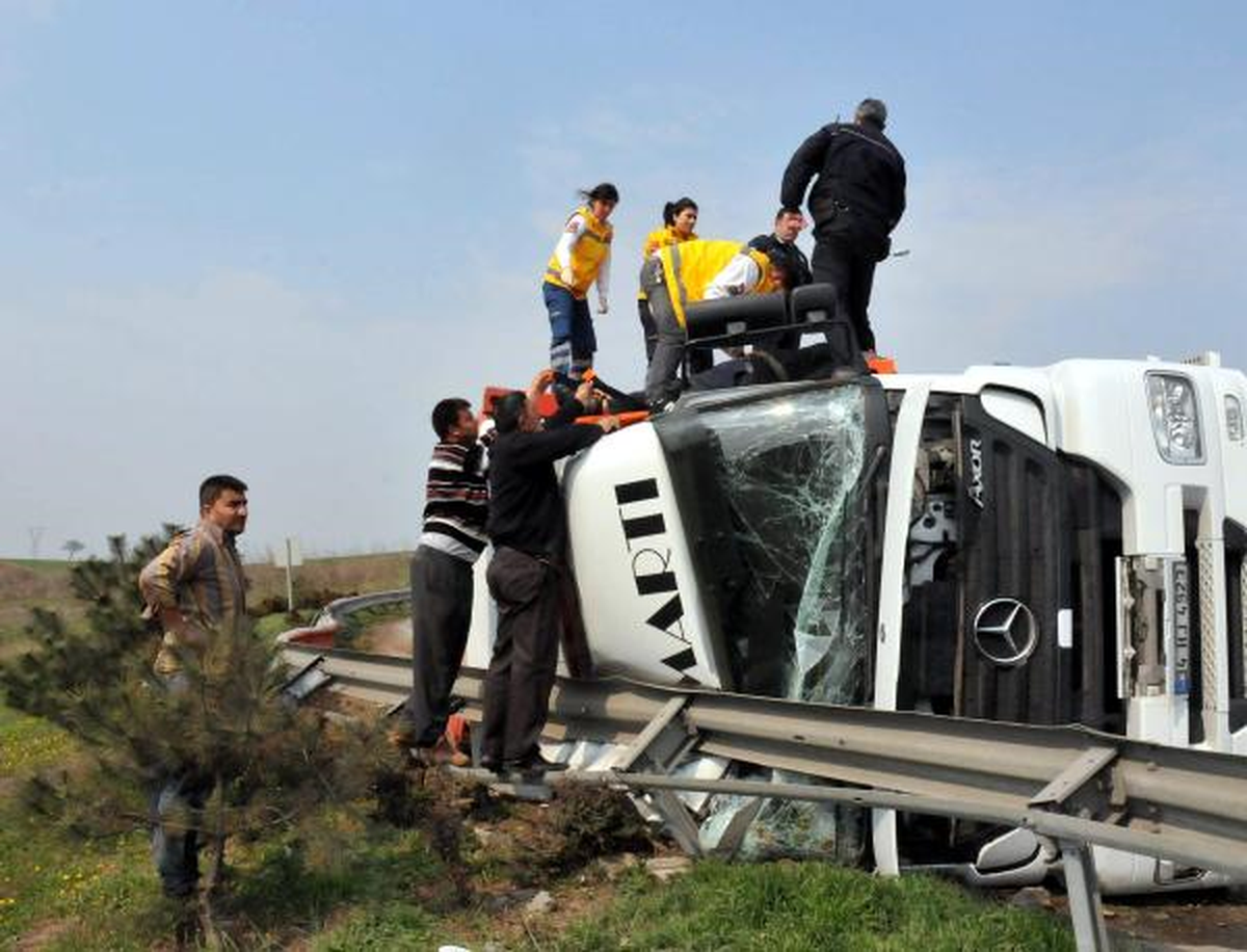 Otomobil Parçası Yüklü Tır Devrildi: 1 Yaralı