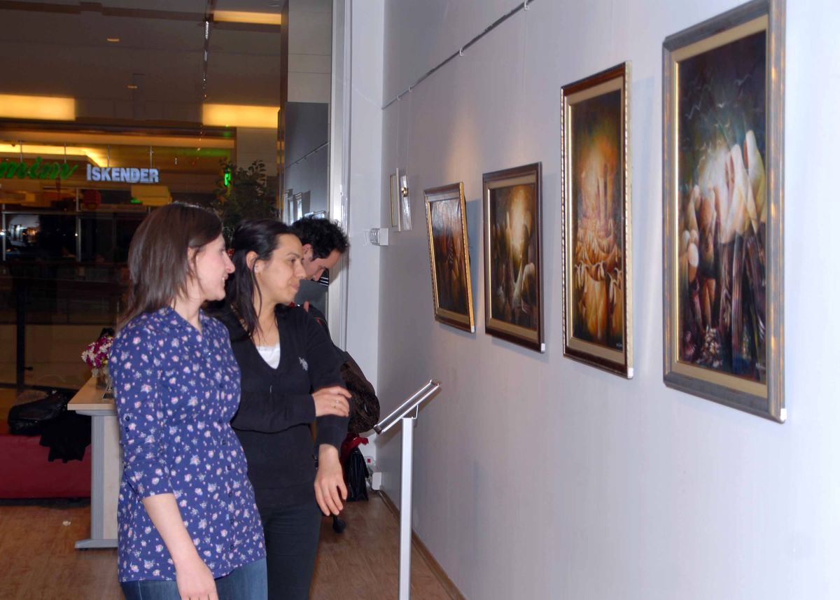 Ressam Aslı Özen\'in Sergisine İlgi