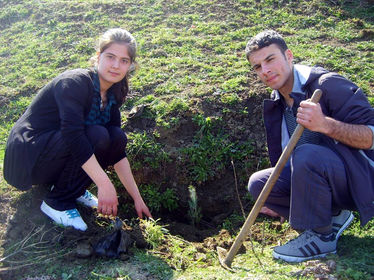 Salihli Lisesi\'nden "Dev Öğrenci" Ormanı