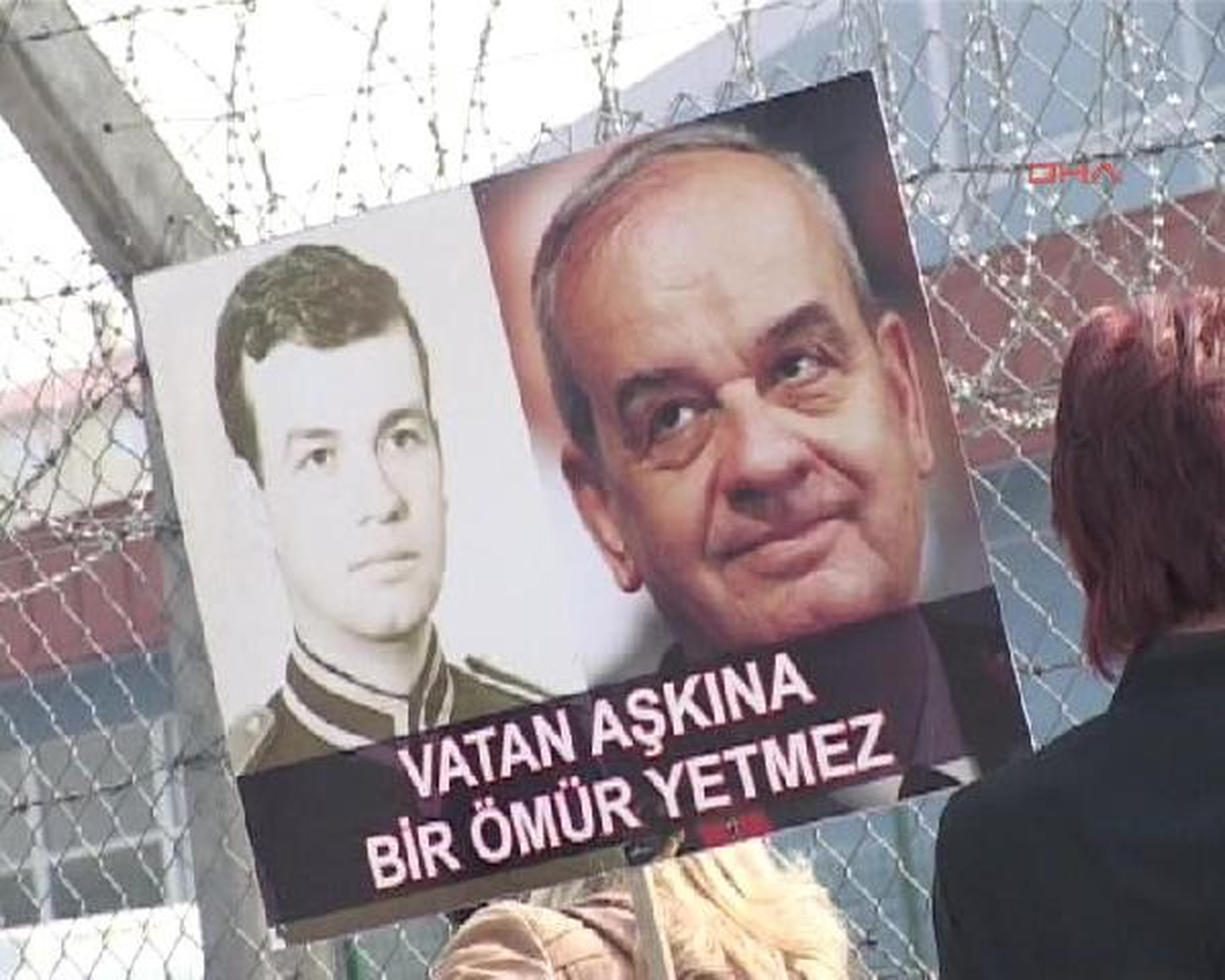 Silivri Cezaevi Önünde İlker Başbuğ\'a Destek Gösterisi
