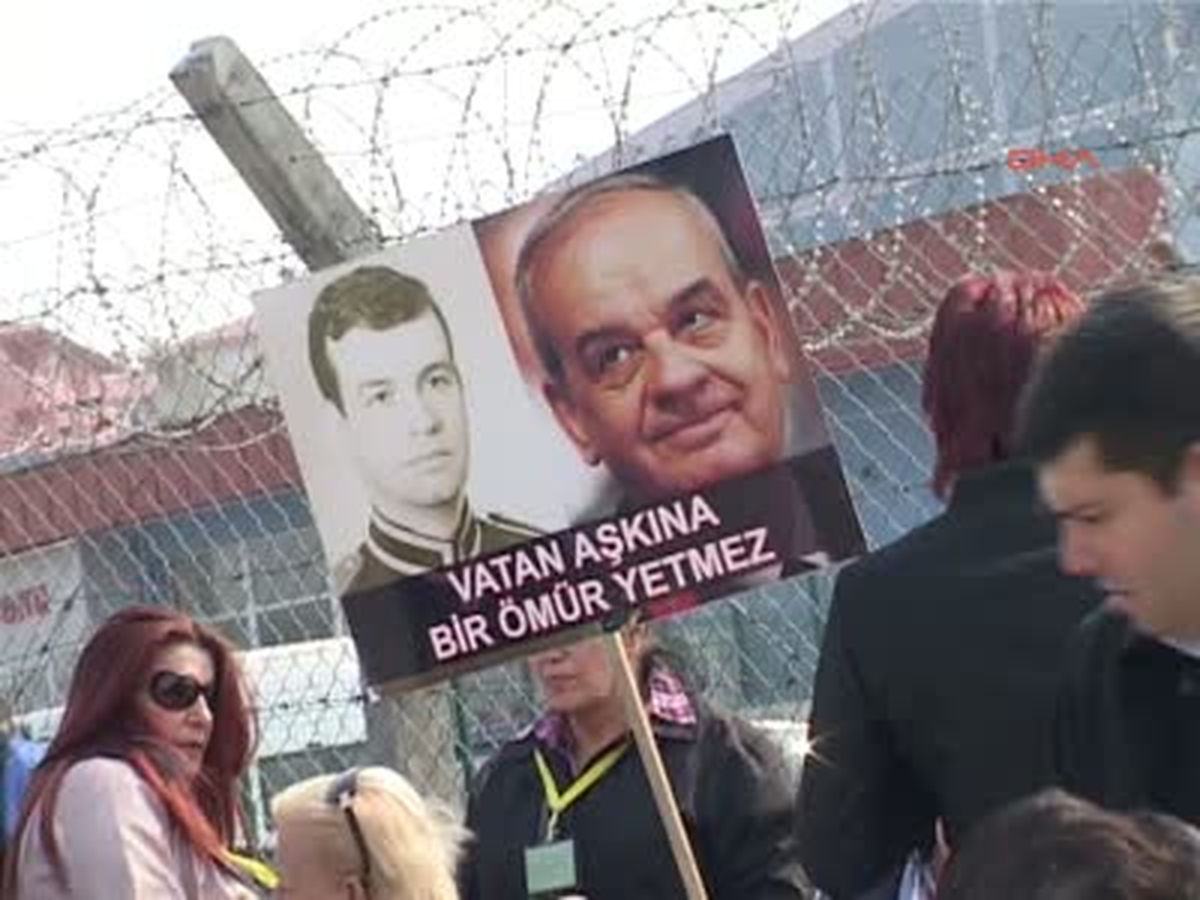 Silivri\'de İlker Başbuğ\'a Destek