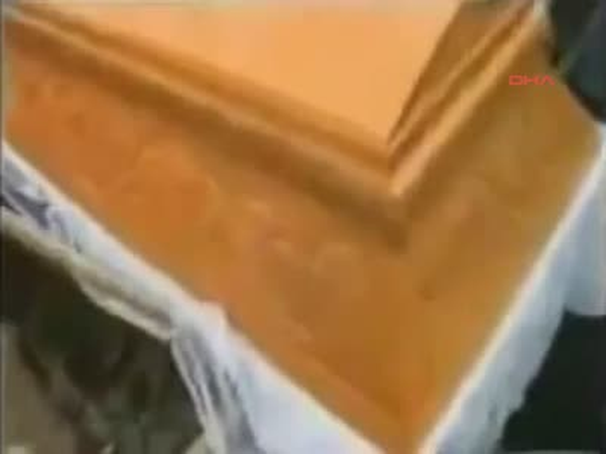 Tabutu Mezara İndirirken Halat Koptu, Tabutla Birlikte Mezara Düştü