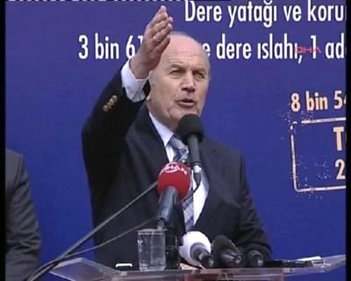 Topbaş İş Makinesi Koltuğuna Oturdu Yıkımı Başlattı