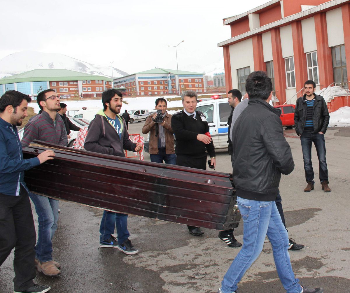 Üniversitede Tabut Paniği