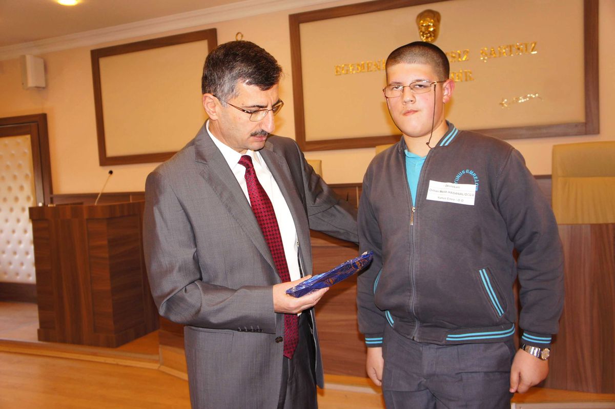 Vali Bektaş\'dan Dyned\'de Başarılı Olan Öğrencilere Ödül