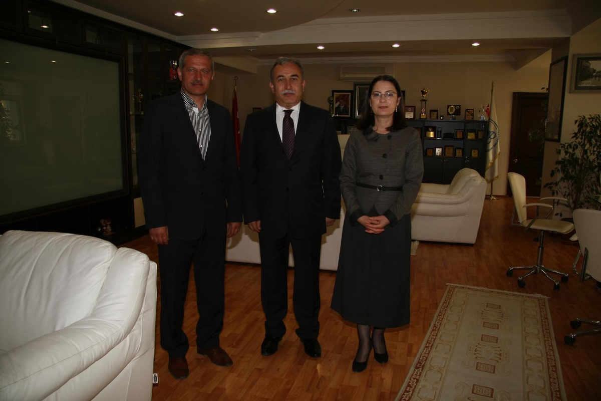 Vali Mustafa Büyük ve Milletvekili Ayşenur İslam, Adapazarı Belediyesi'ni Ziyaret Etti