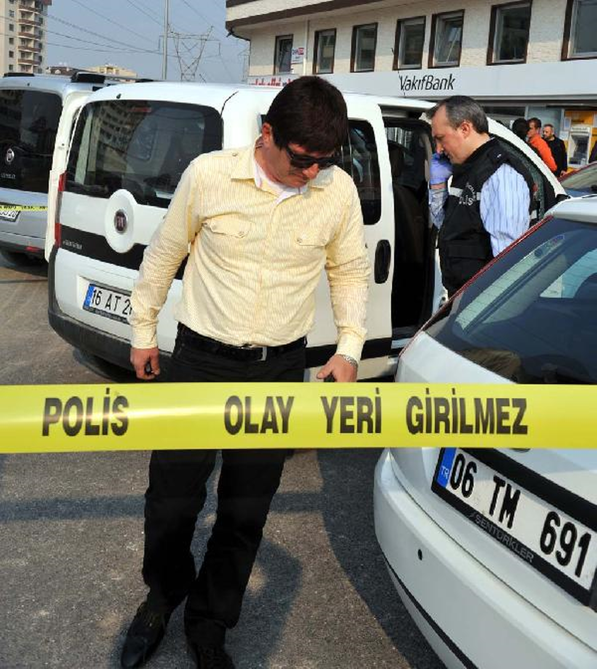 100 Bin TL\'yi Çaldılar, Arka Koltuktaki 68 Bin TL\'yi Görmediler