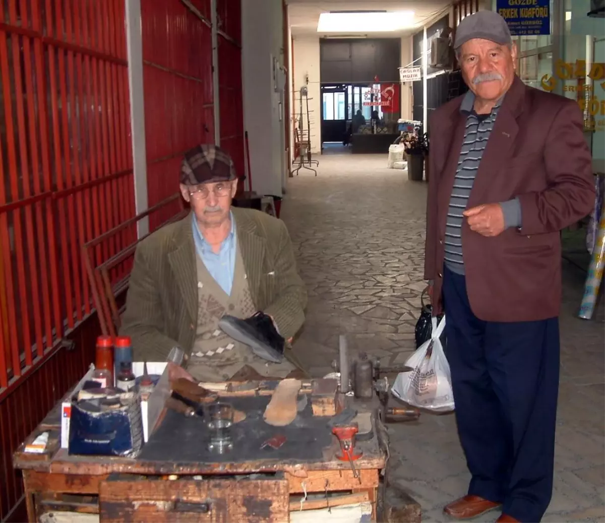 82 Yaşındaki Kunduracı Türkü Söyleyerek İşini Yapıyor