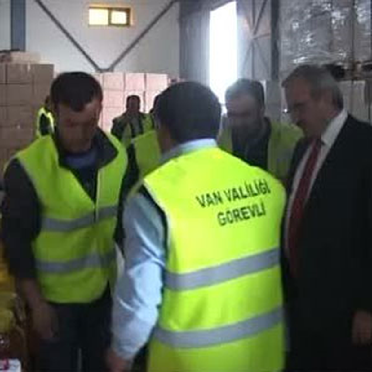 "Acil Yardım Ekibi" Yardım Malzemelerini Evlere Ulaştırıyor