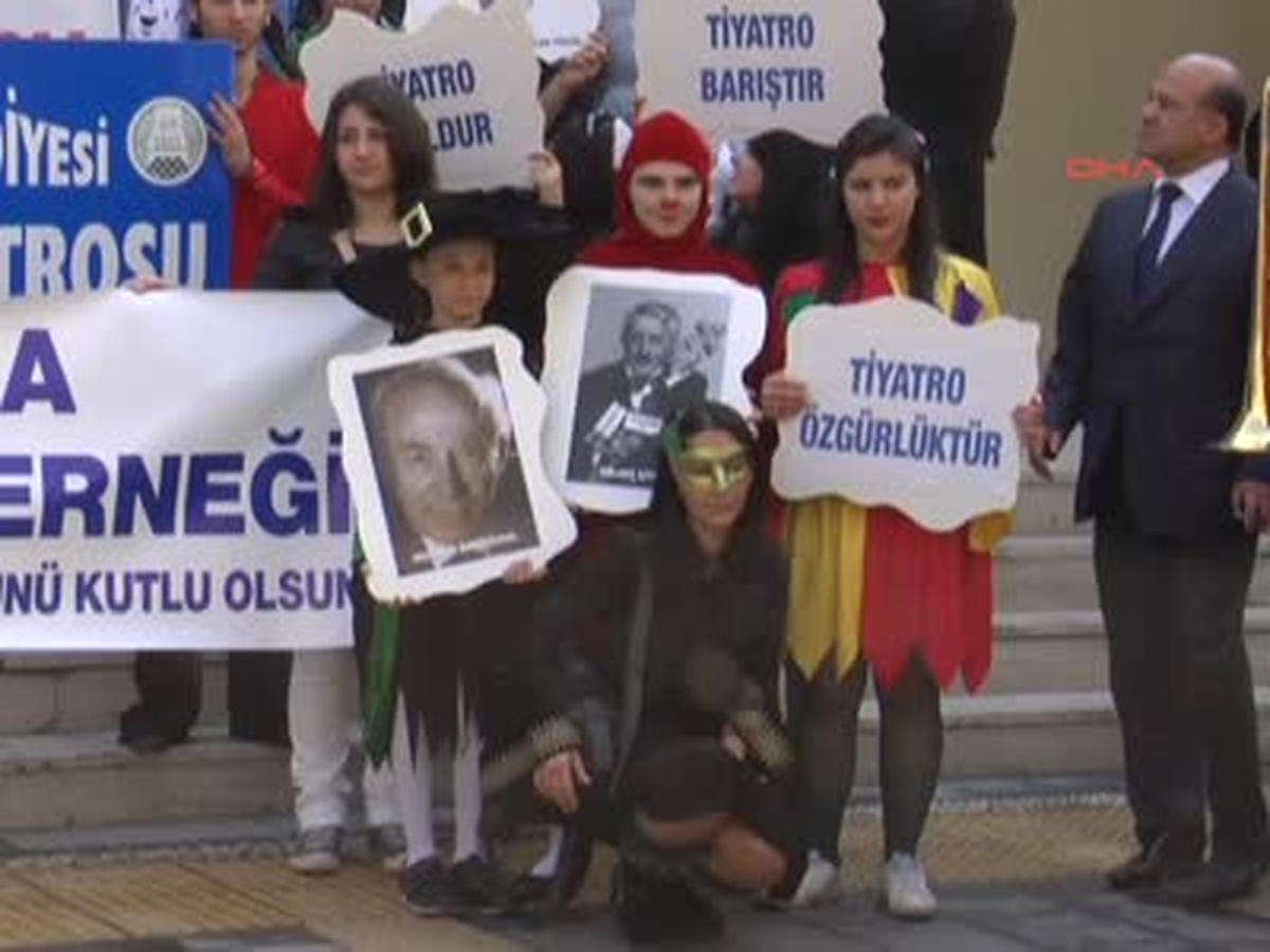 Adana'da Tiyatroculardan 'Perdeler Kapanmasın' Yürüyüşü