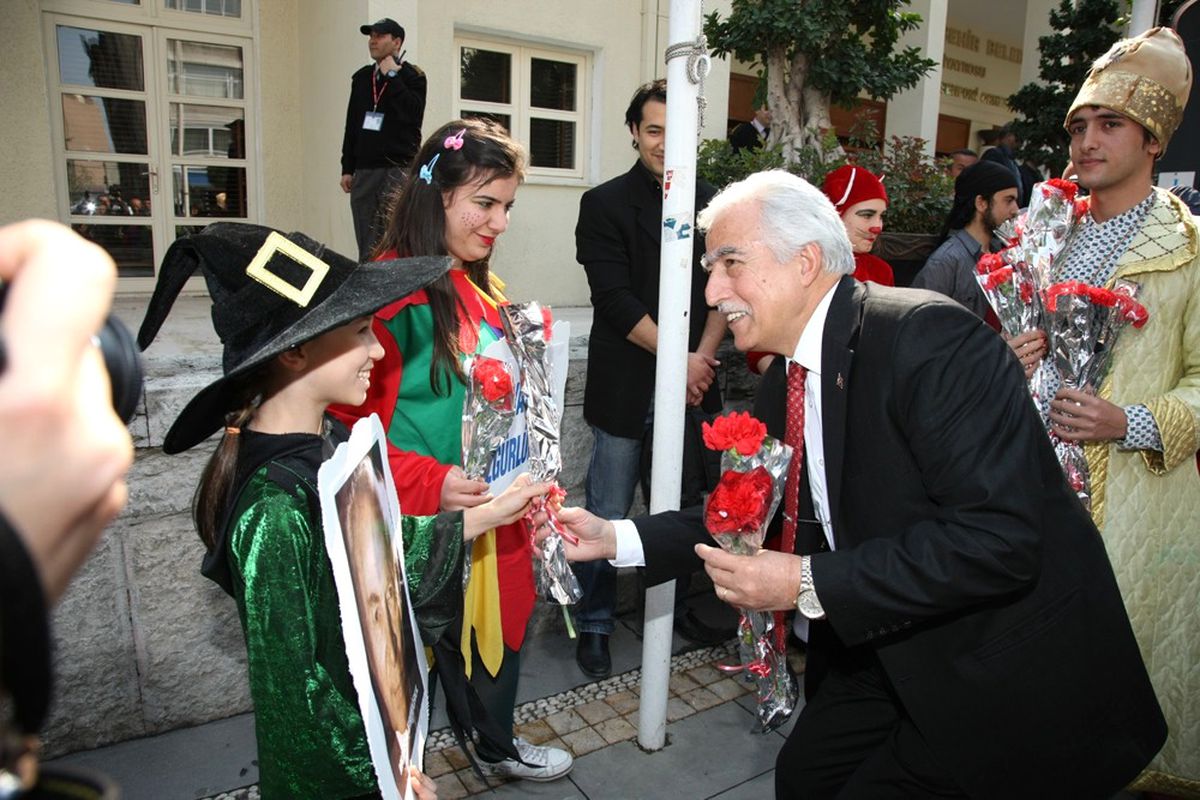 Aldırmaz\'dan Tiyatroculara Karanfil