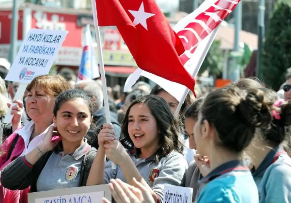 Antalya'da Öğretmenler Yarım Saat İş Bıraktı