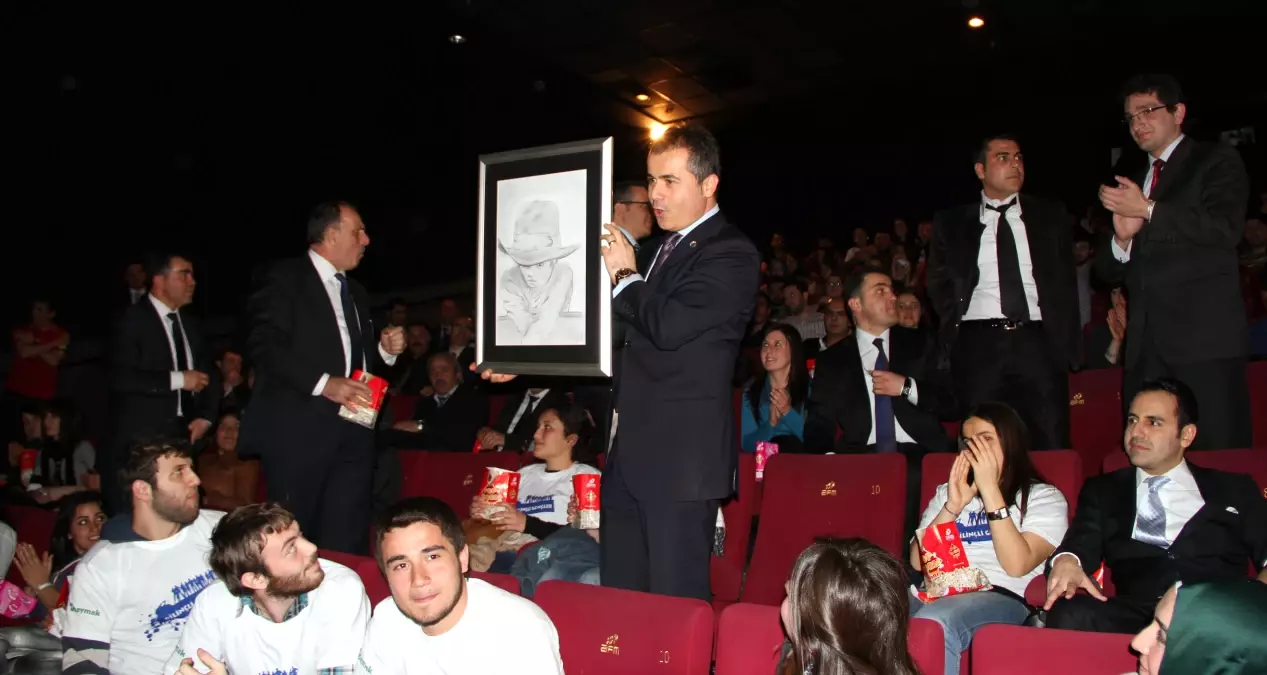 Bakan Kılıç, Üniversitelilerle "Fetih 1453\'ü İzledi