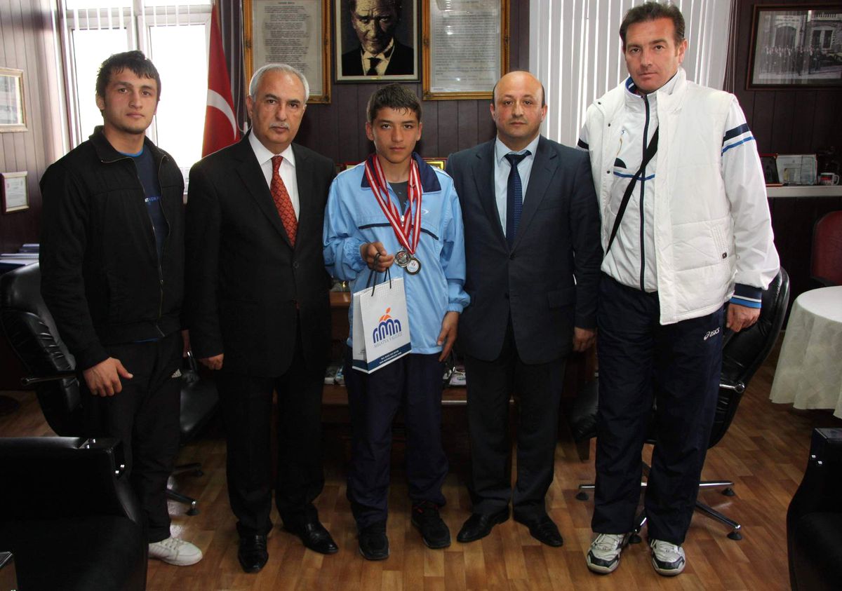 Başarılı Sporcu Öğrenciye Hediye