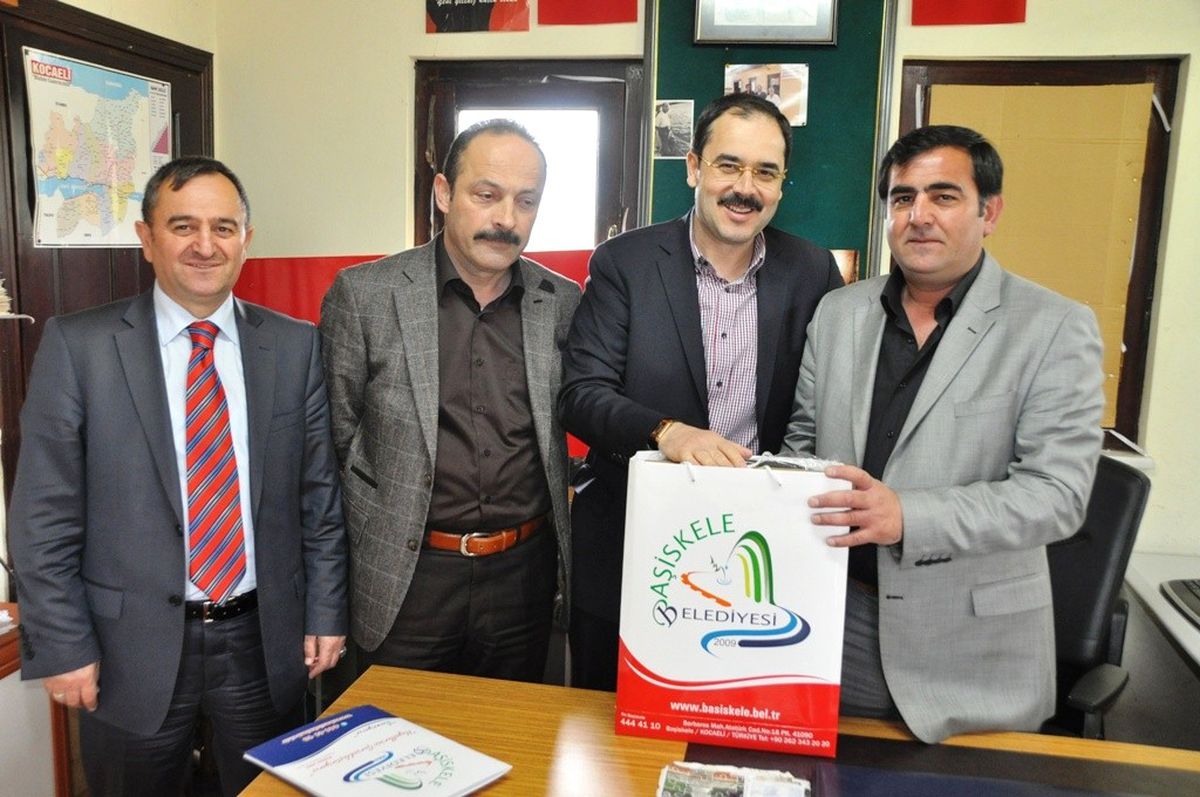 Başiskele'de Muhtarlara Laptop Dağıtımı Sürüyor
