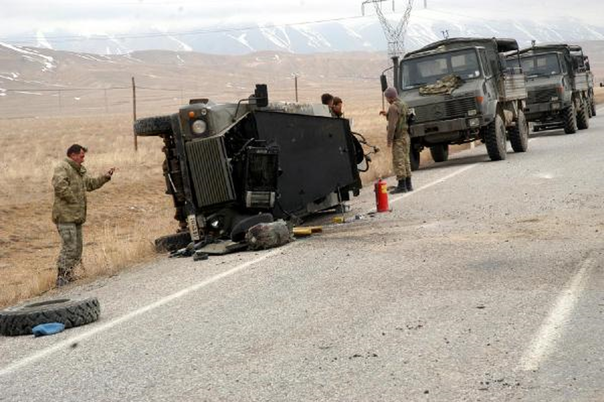 Başkale\'de Askeri Araç Devrildi; 3 Asker Yaralandı