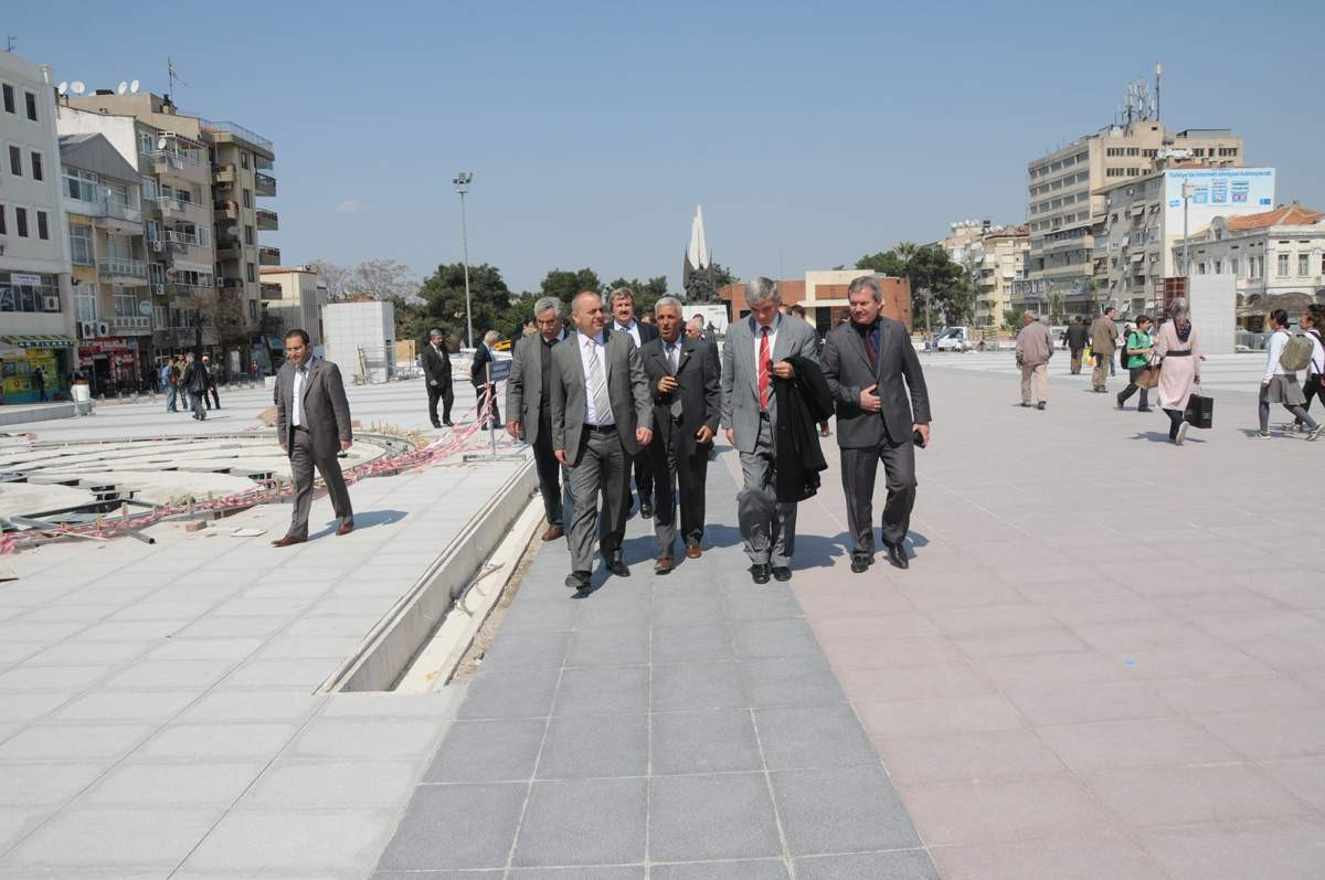 Belediye Başkanı Ergün Cumhuriyet Meydanı\'nı İnceledi