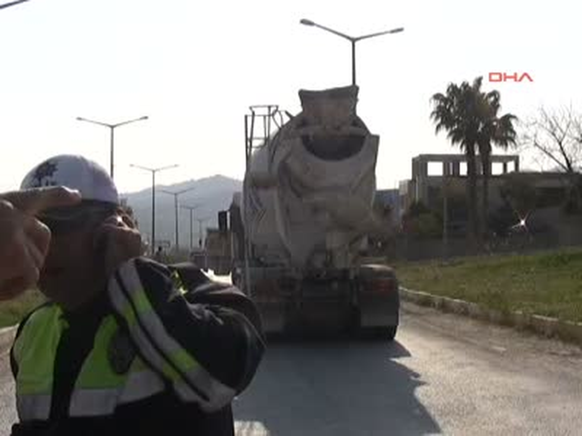 Beton Mikseri Minibüse Çarptı: 4 Yaralı