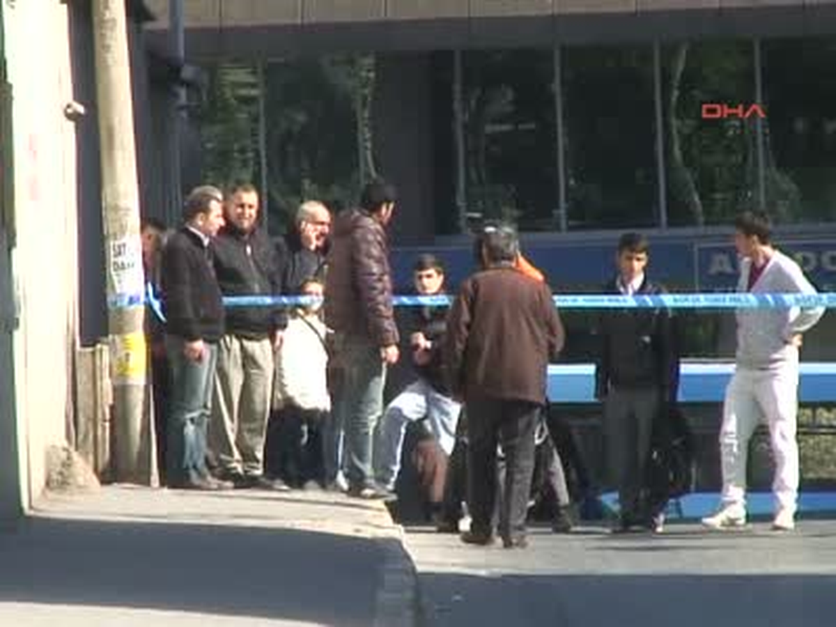Cumhuriyet Gazetesi Önünde Kutu Alarmı