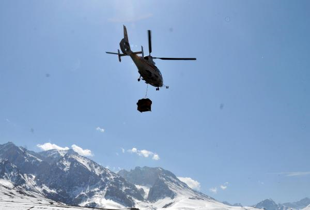 Demirkazık'ta Aç Kalan Yaban Keçilerine Helikopterle Yonca Servisi