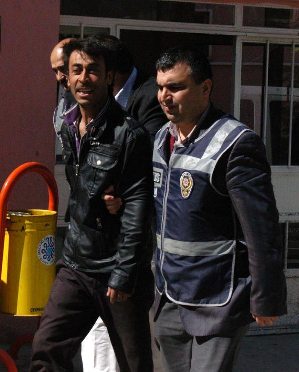 Esrar Satarken Suçüstü Yakalanan Çift Gözaltında